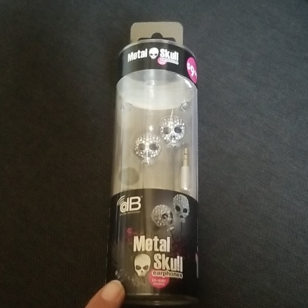 Metal skull earphones